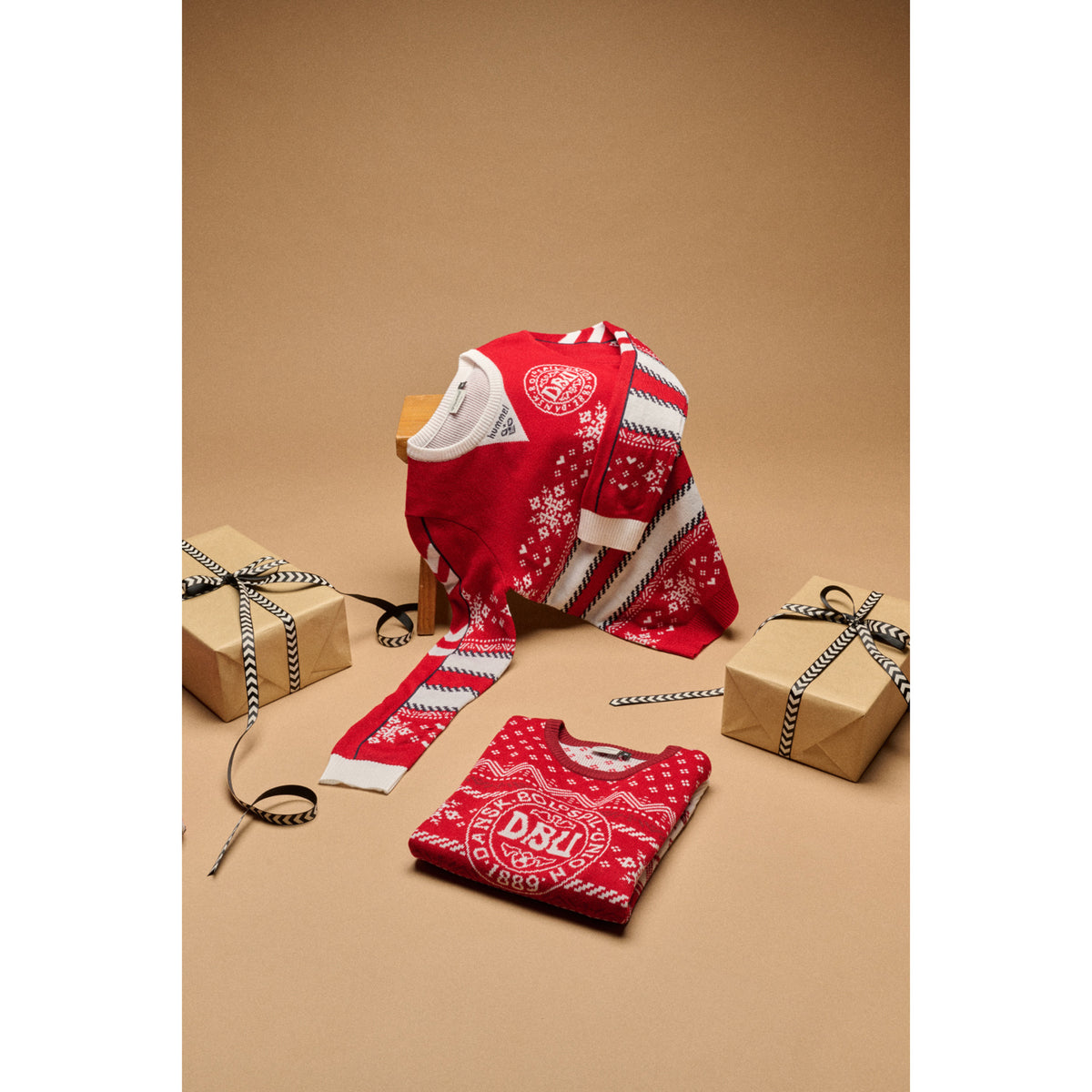 Hummel Tango Red DBU 26 Xmas 88 Sweater Kids