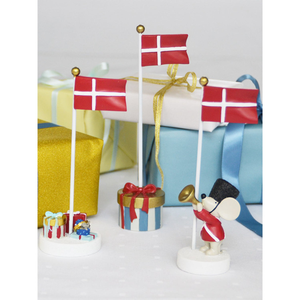Kids by Friis Table flag with packages in blue and red