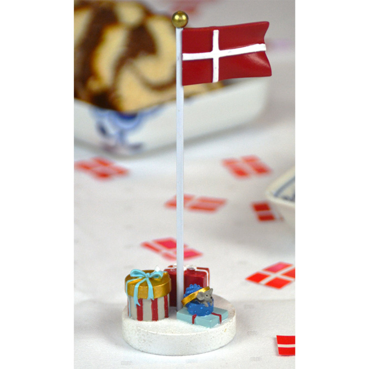 Kids by Friis Table flag with packages in blue and red