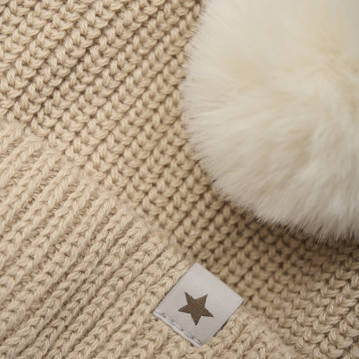 Huttelihut Irish Cream Hat Knit w. Pompoms