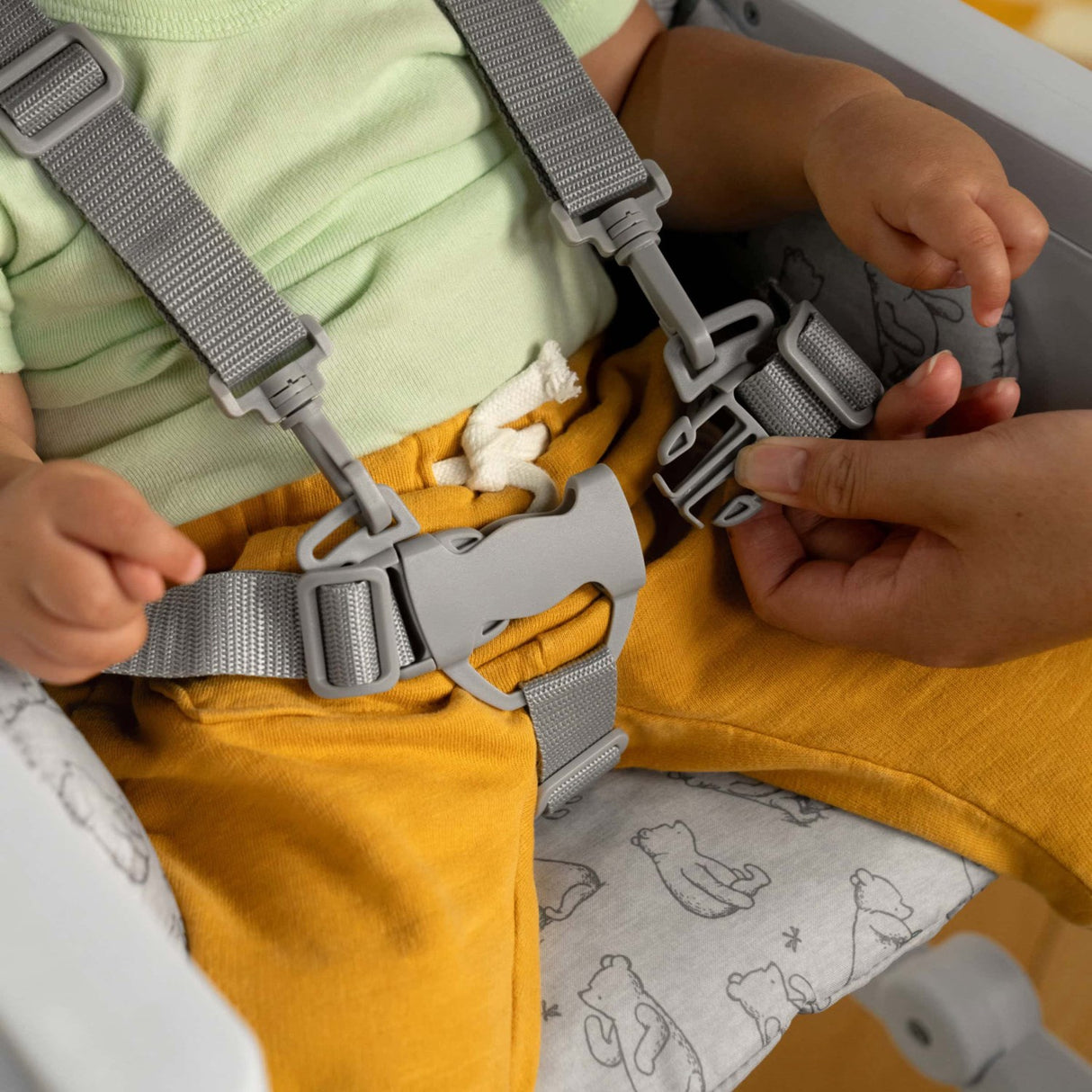 Bright Starts Winnie The Pooh Classic Pals™ Compact Folding High Chair