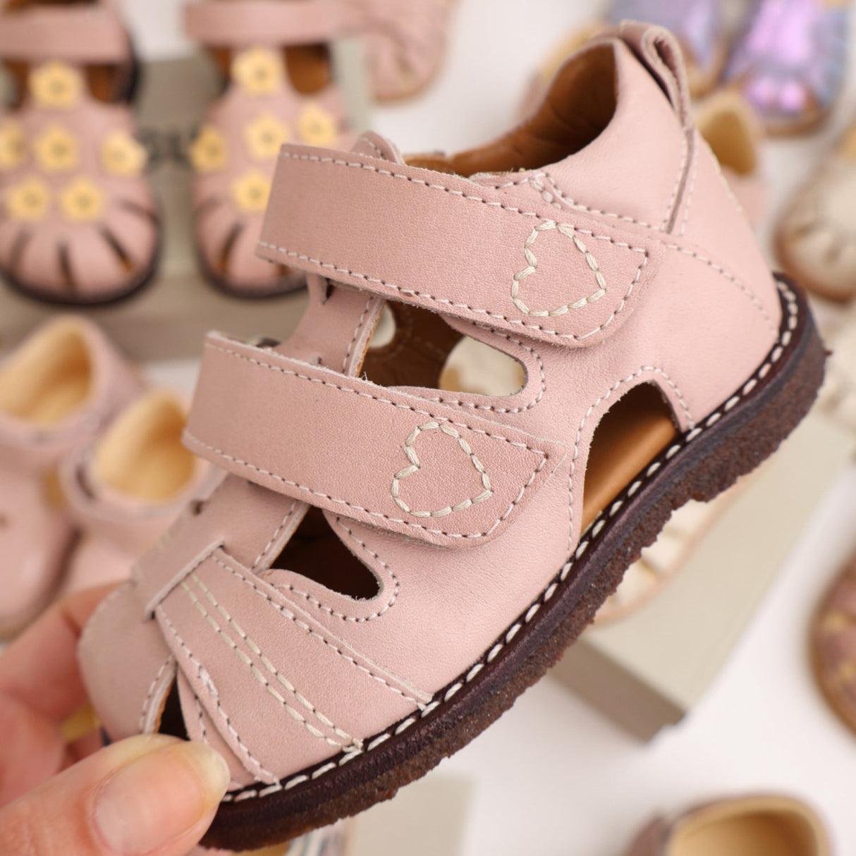 Angulus Rosebud Beginner Sandal Med Kontrast Hjertebroderi