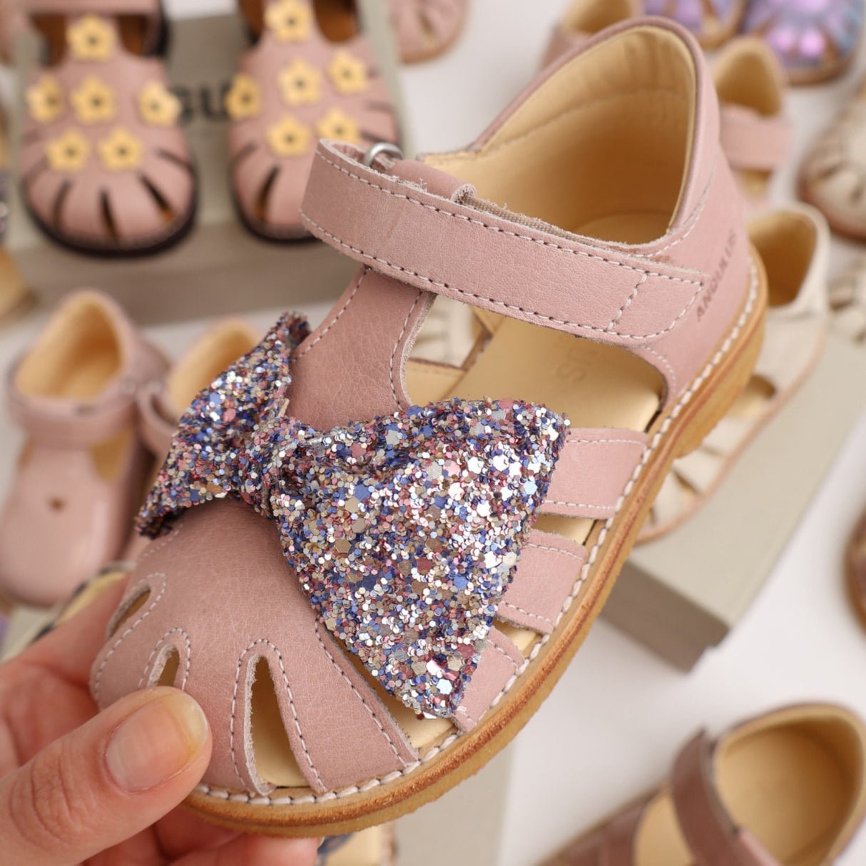 Angulus Rosebud/Pastel multi glitter Sandal Med Glittersløjfe Og Velcro Closure