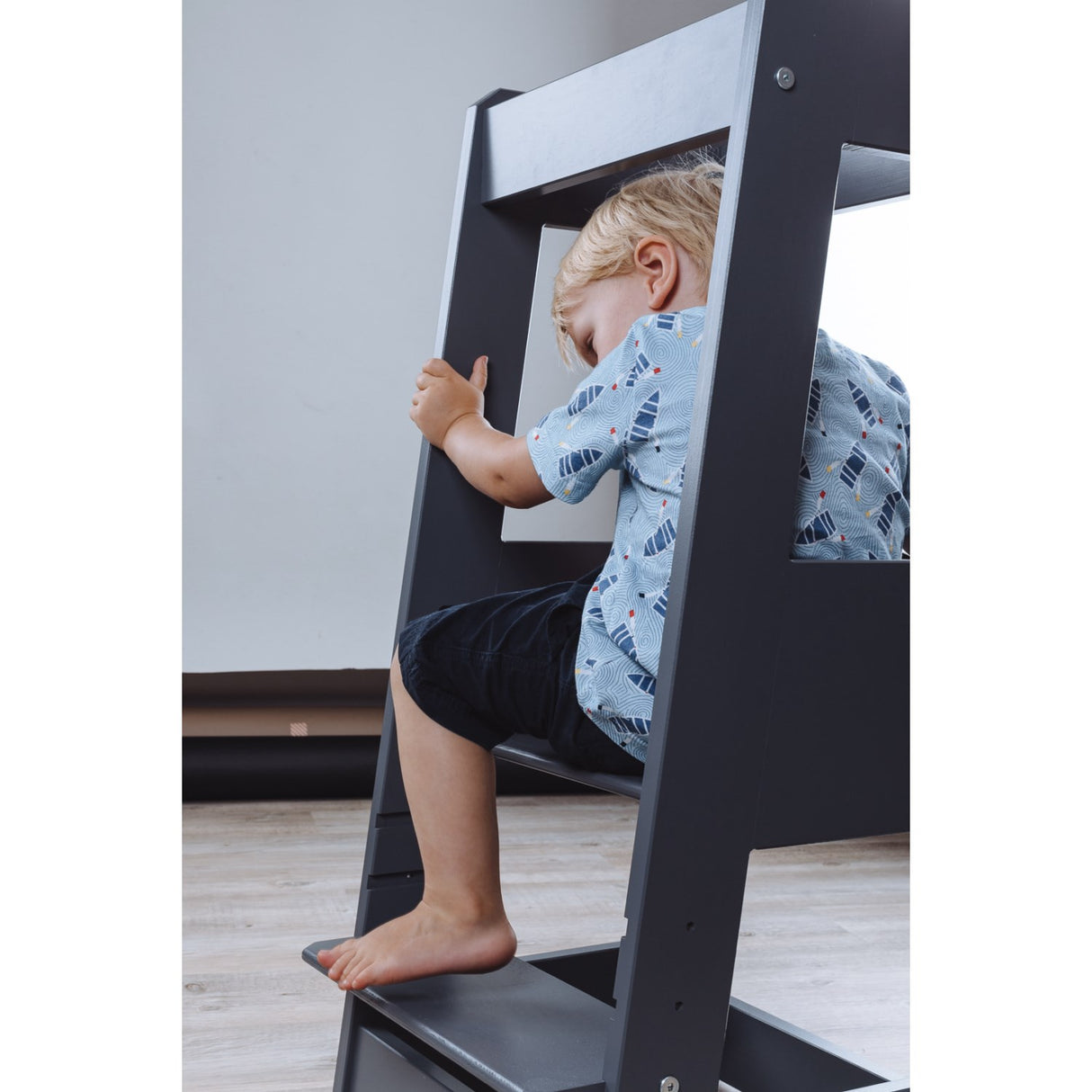 tiSsi® Grey Laquer Felix Learning Tower Massiv Beech