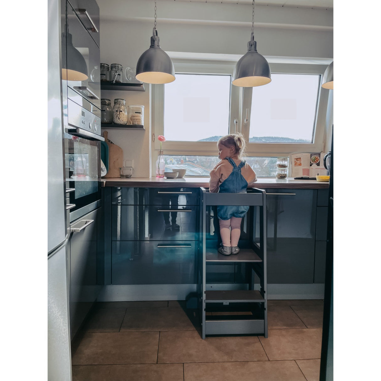 tiSsi® Grey Laquer Felix Learning Tower Massiv Beech