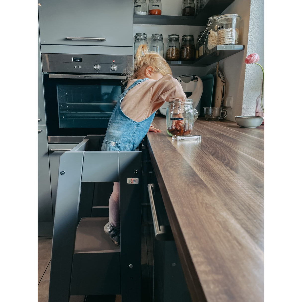 tiSsi® Grey Laquer Felix Learning Tower Massiv Beech