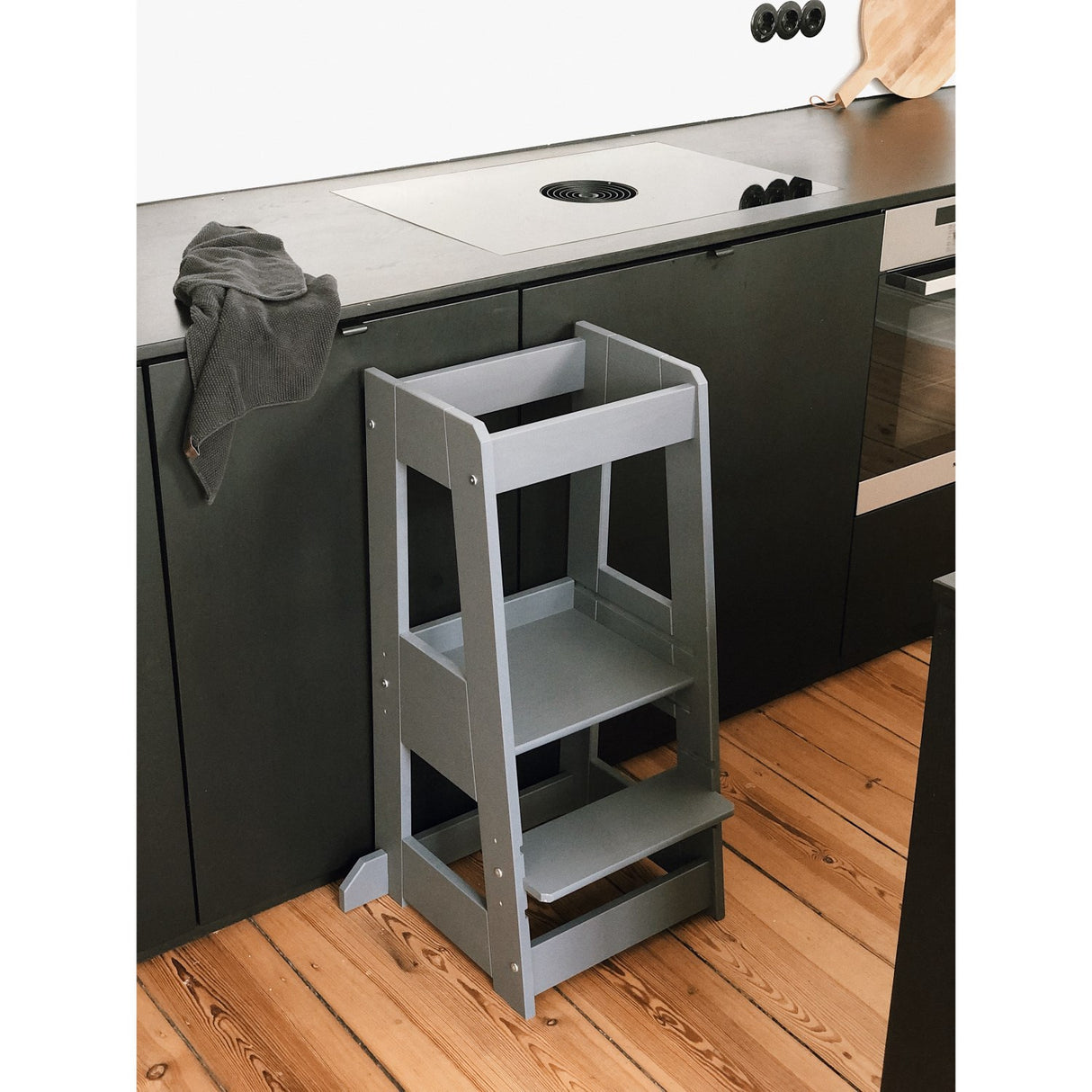 tiSsi® Grey Laquer Felix Learning Tower Massiv Beech