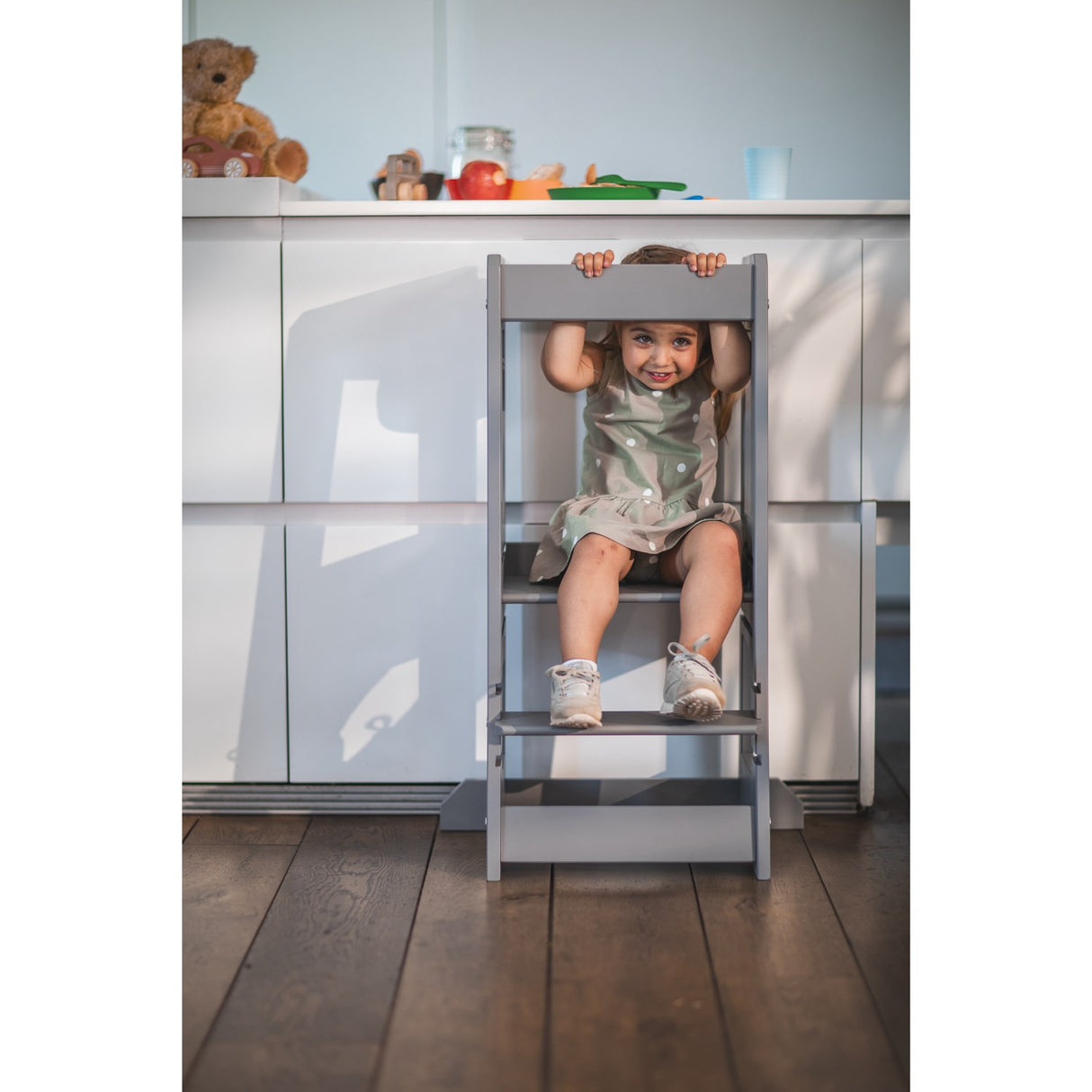 tiSsi® Stormy Grey Laquer Felix Learning Tower Massiv Beech