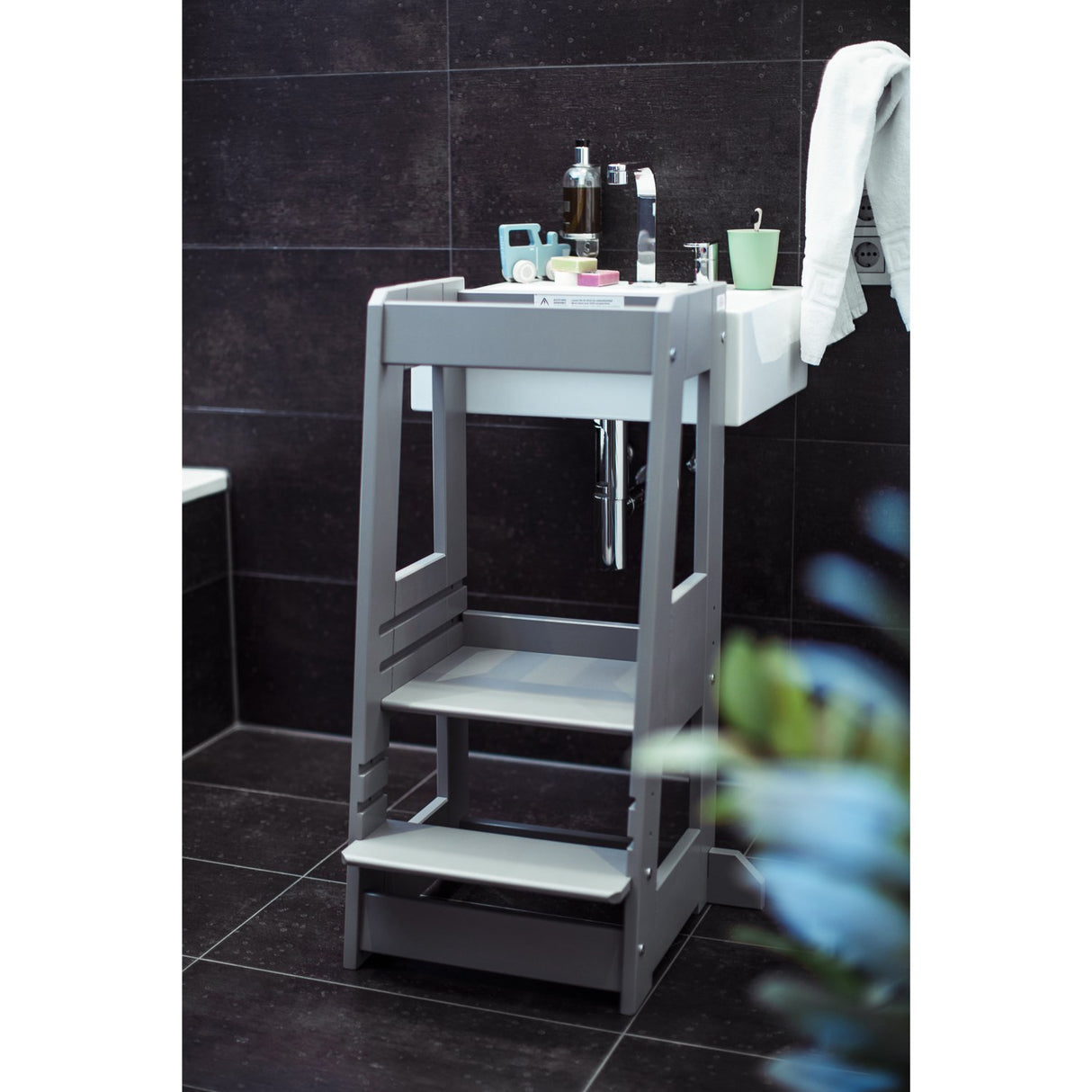 tiSsi® Stormy Grey Laquer Felix Learning Tower Massiv Beech