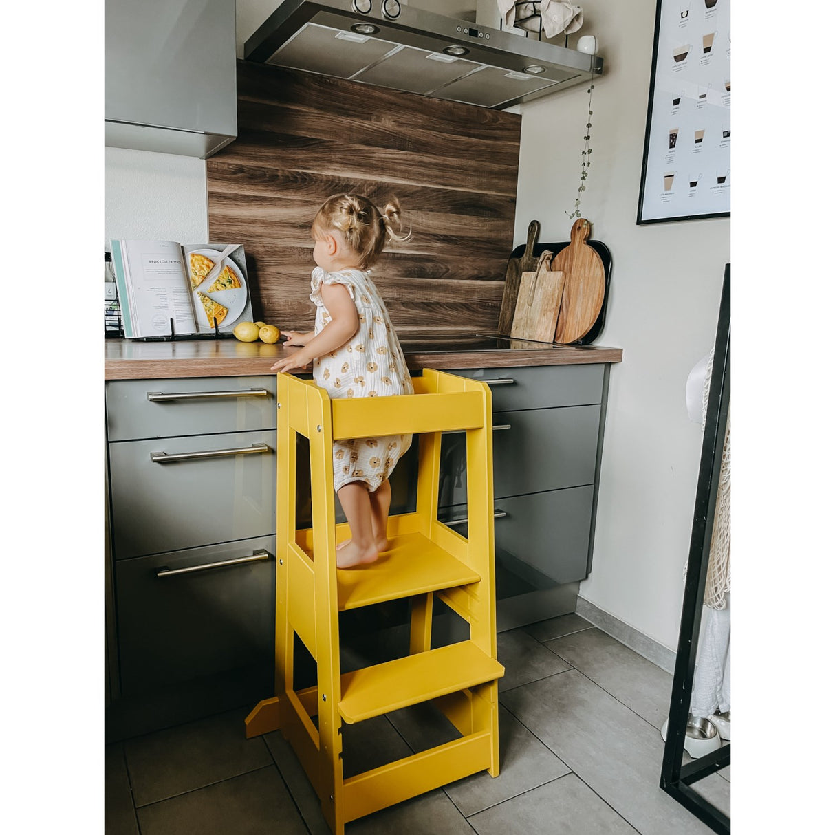 tiSsi® Sun Yellow Laquer Felix Learning Tower Massiv Beech