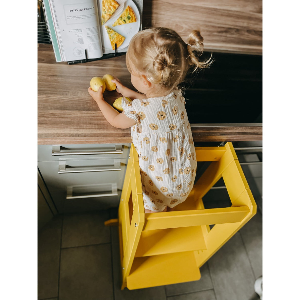 tiSsi® Sun Yellow Laquer Felix Learning Tower Massiv Beech