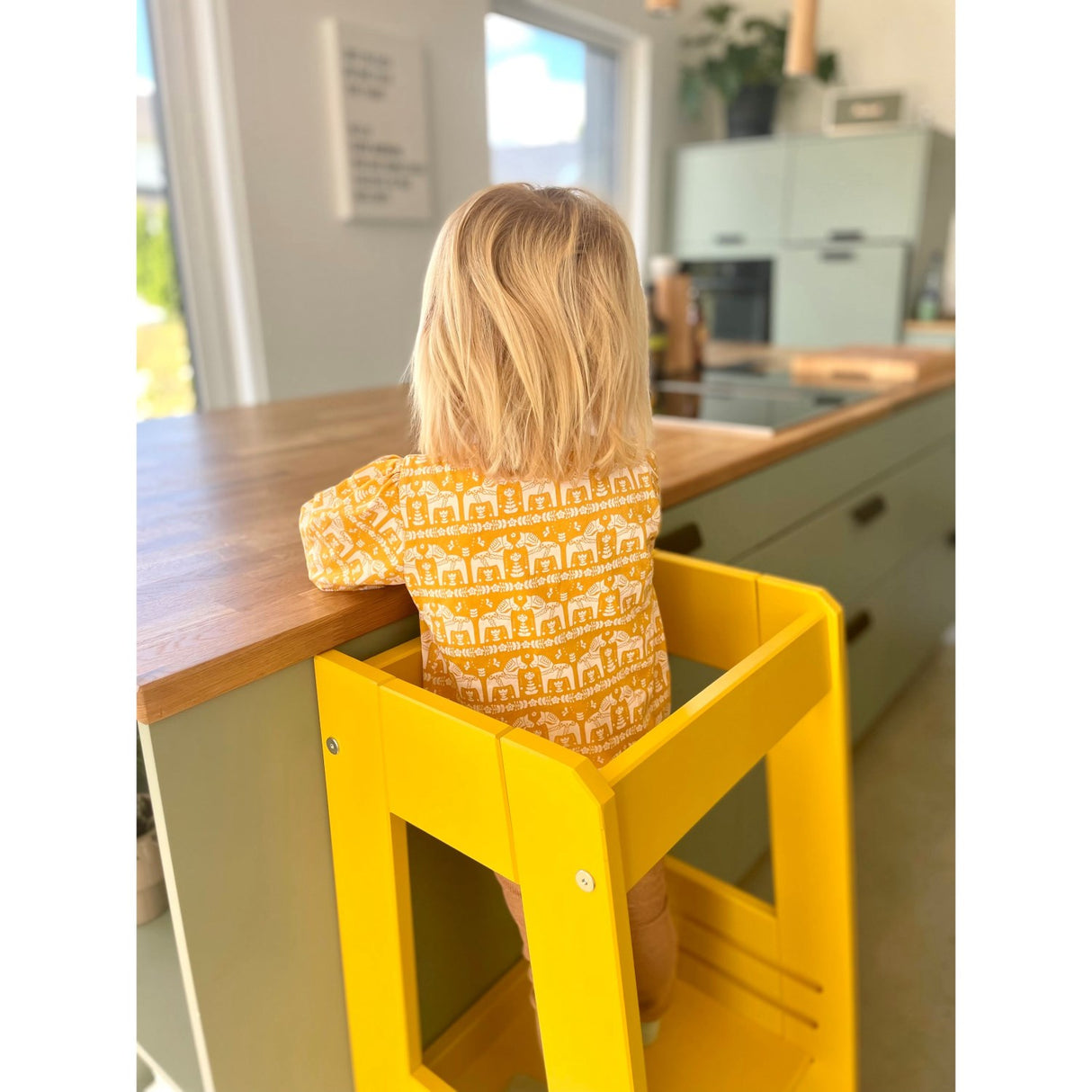 tiSsi® Sun Yellow Laquer Felix Learning Tower Massiv Beech