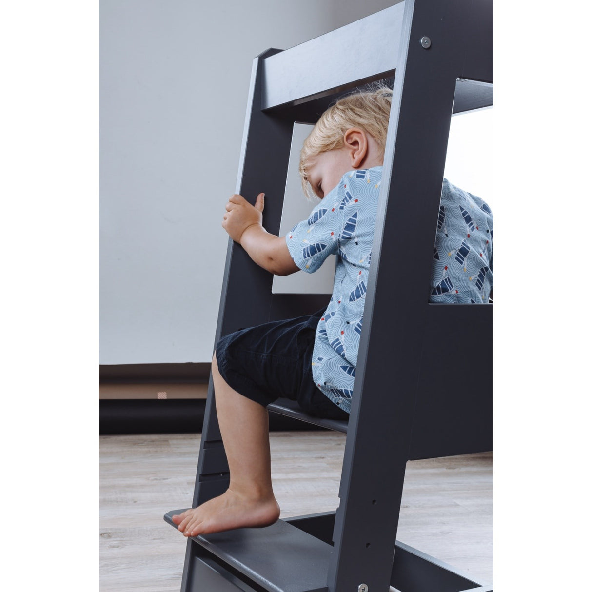 tiSsi® Grey Laquer Felix Learning Tower Massiv Beech