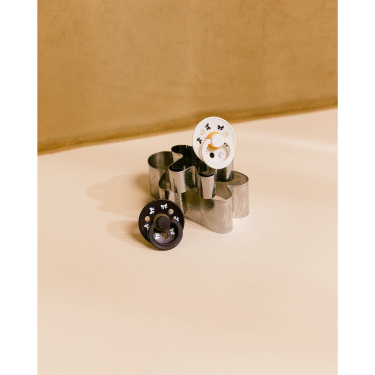 Bibs Ivory/Plum Pacifier Colour Holiday Bow 2-Pack Latex