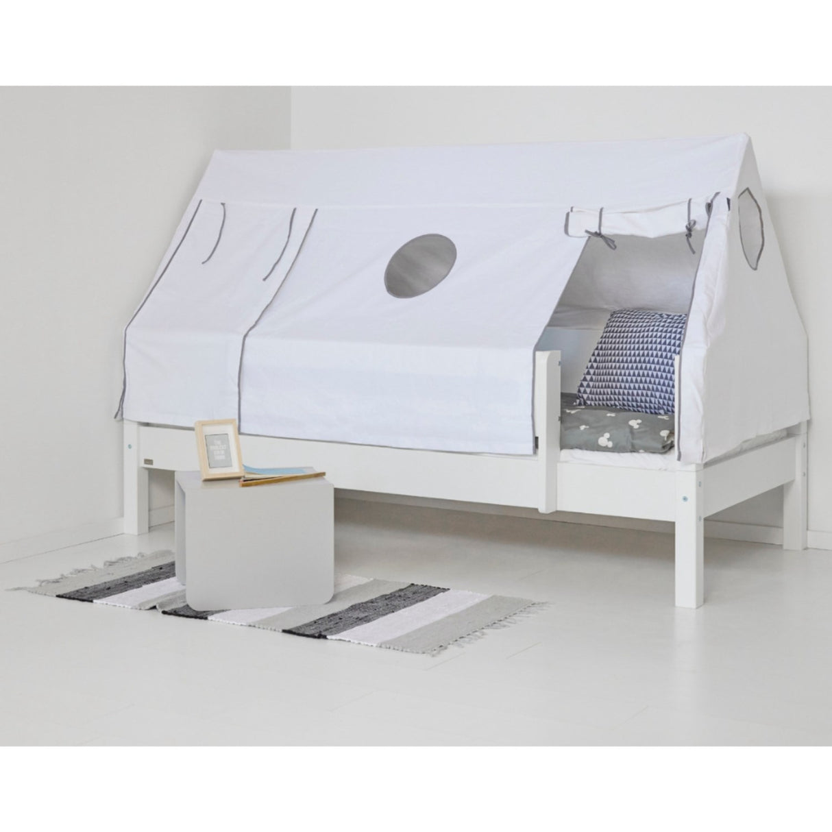 Manis-h Snow White Fulla Husseng