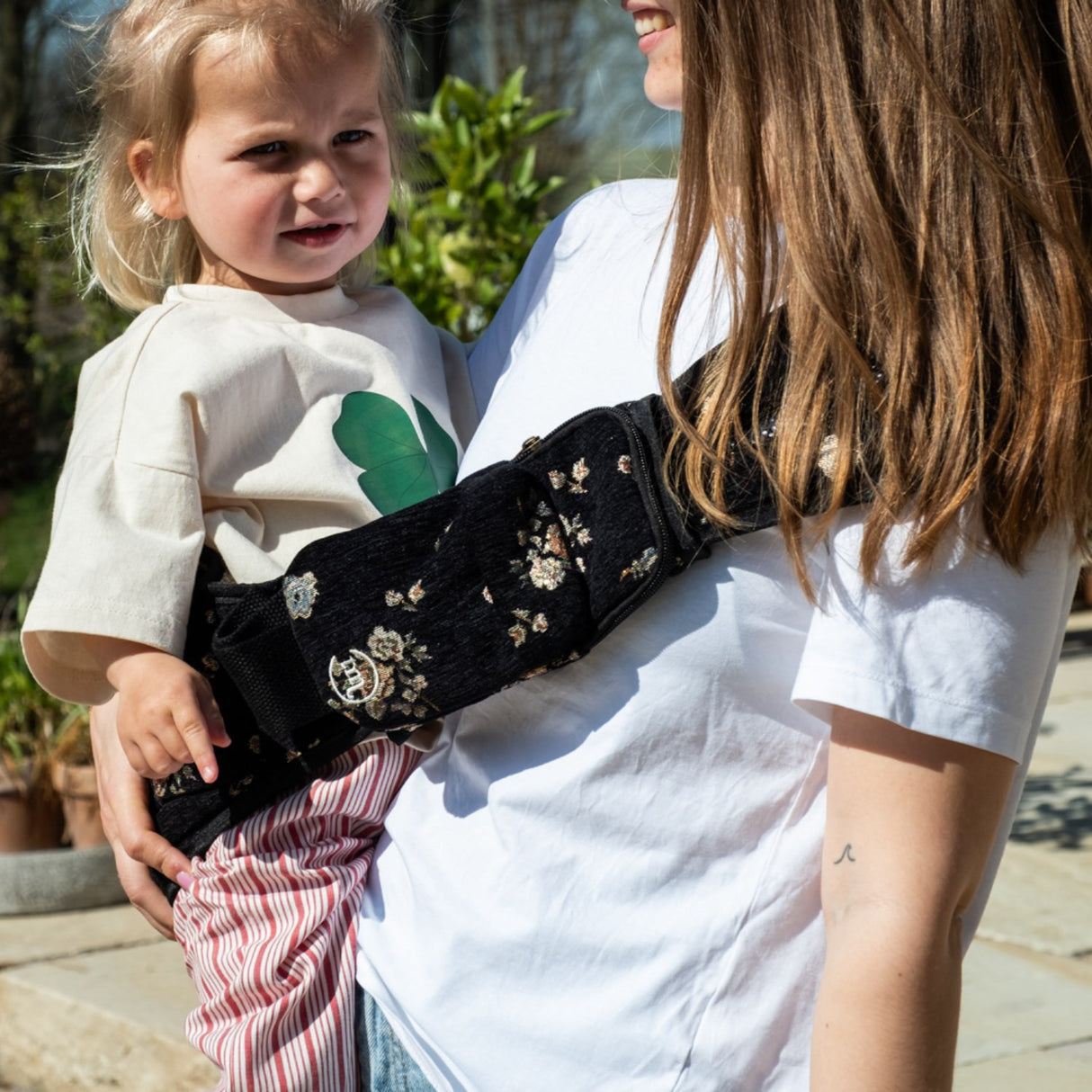 That's Mine Black Beauty Alvo Toddler Carrier