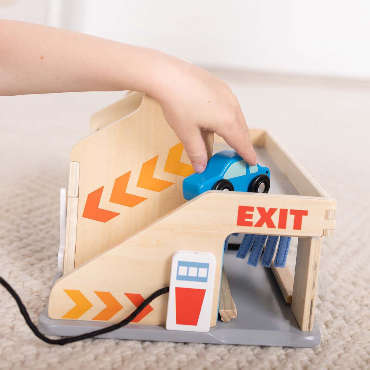 Melissa & Doug Multifarvet Parkeringshus With Bilvask Og Tankstation