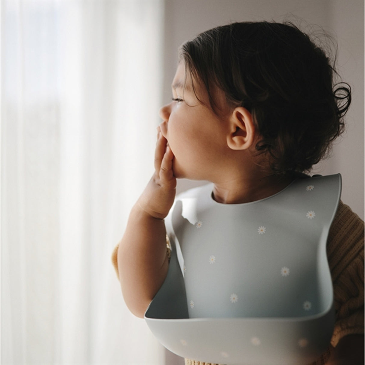 Mushie Silicone Bib White Daisy