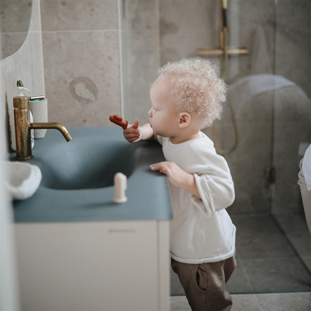 Mushie Finger Toothbrush 2-pack Clay/Shifting Sand