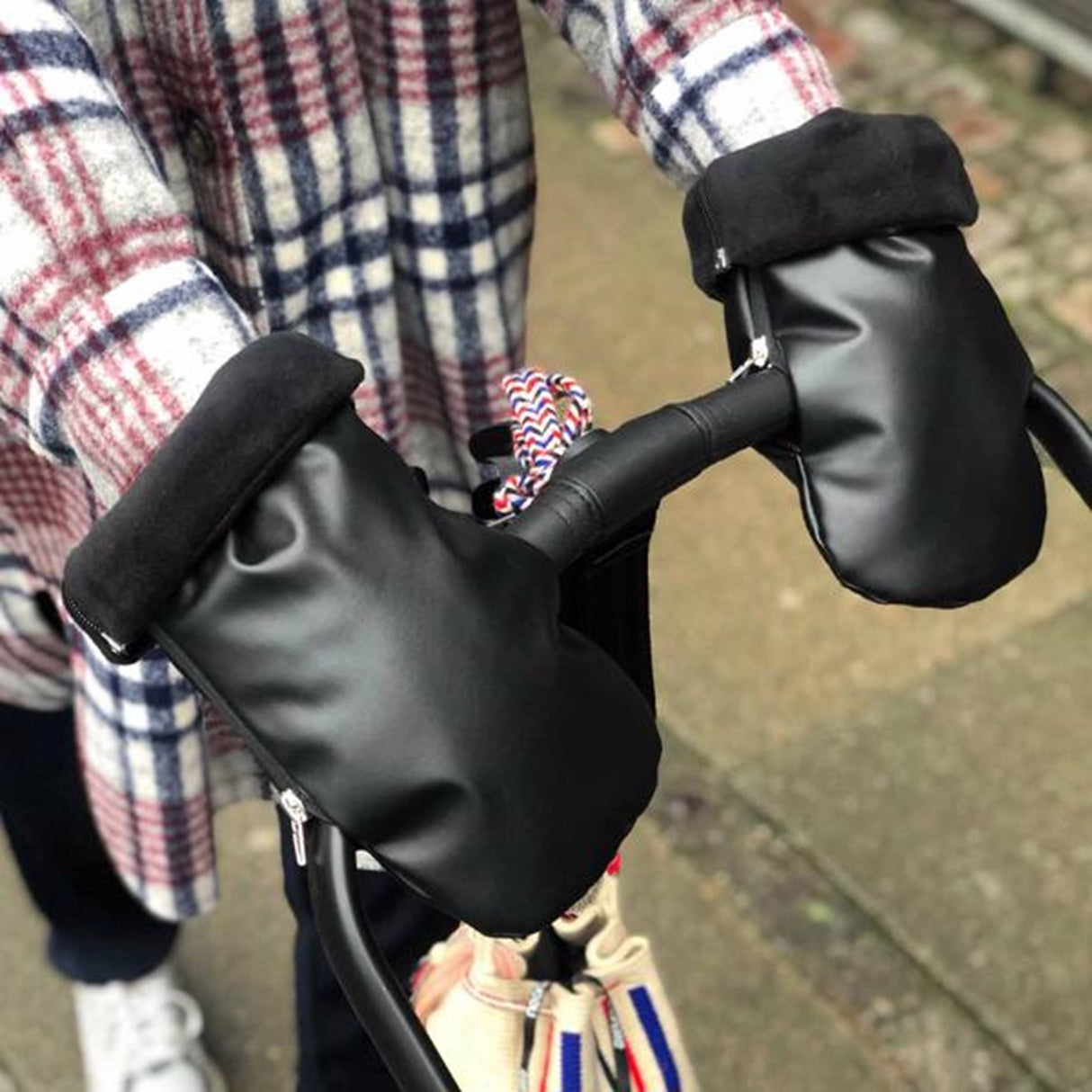 KongWalther Østerbro Baby Carriage Mittens Faux Black Night