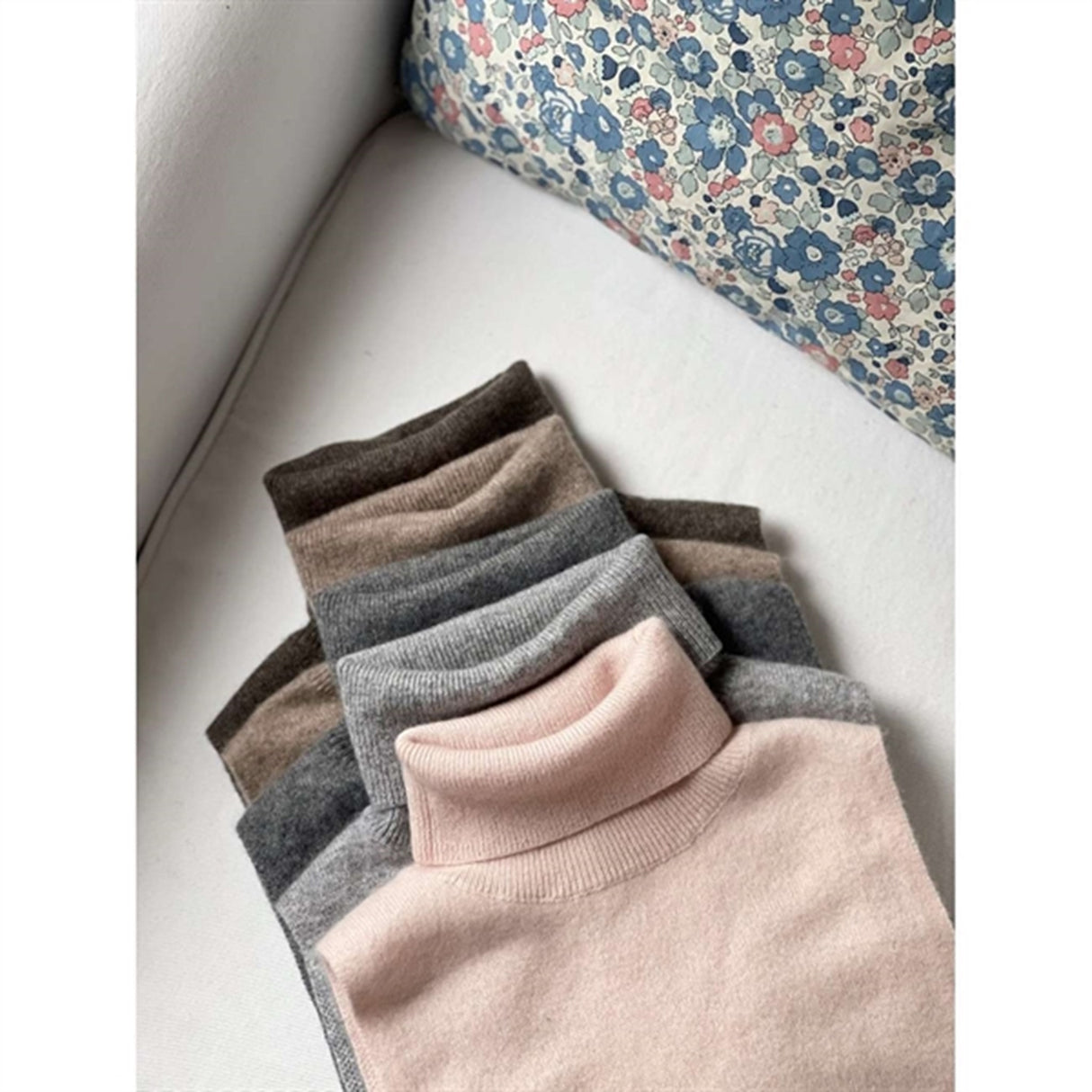 HOLMM Otter Lou Cashmere Knit Neck Cover