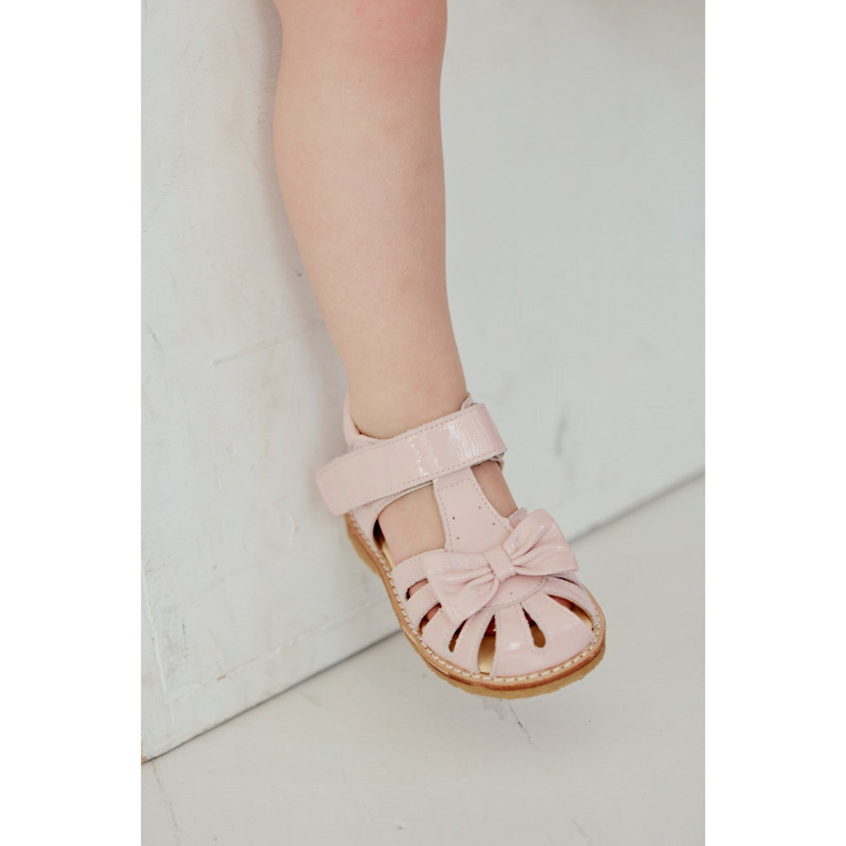 Angulus Rosebud Beginner Sandal Med Bow Og Velcro Fastening