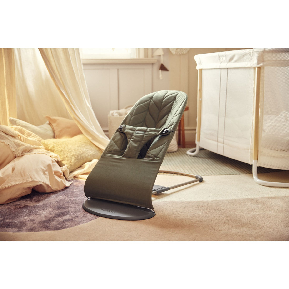 BabyBjörn Dark Green Skråstol Bliss - Vævet, Blomsterbladsquilt