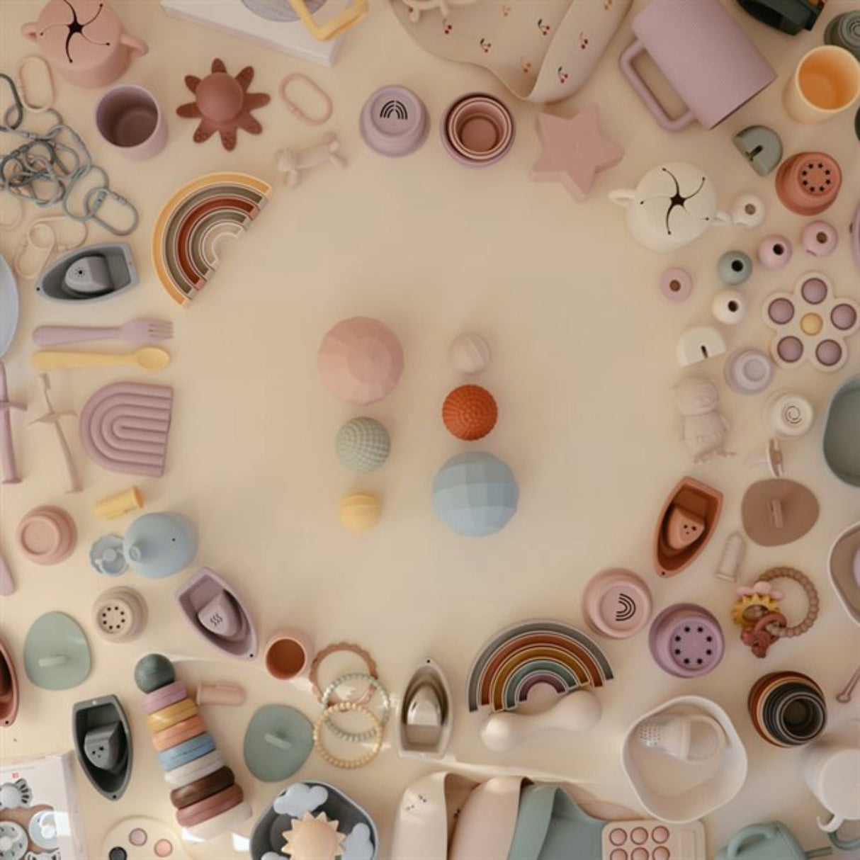 Mushie Blush ​​Nesting Spheres Sensory Toy