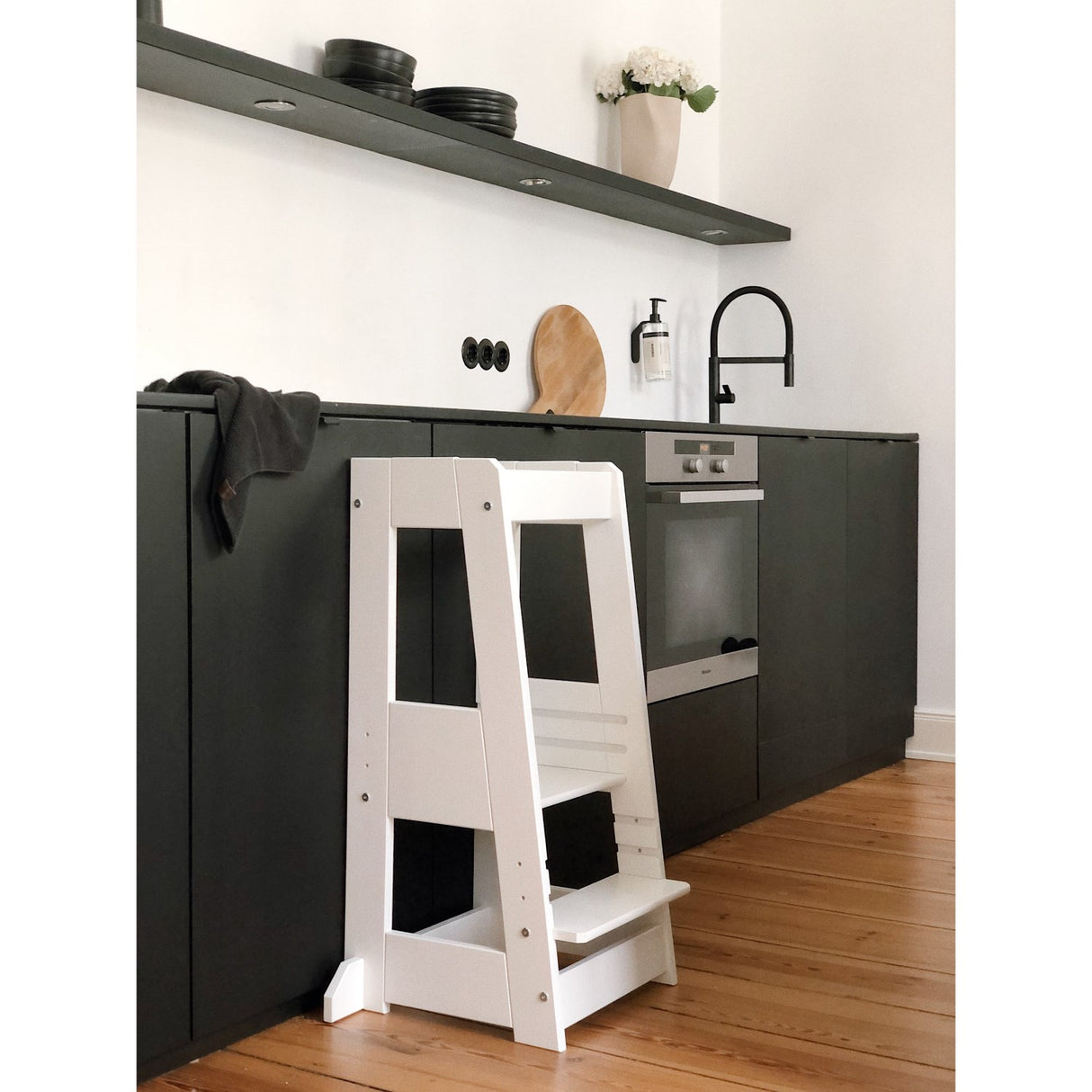 tiSsi® White Laquer Felix Learning Tower Solid Beech