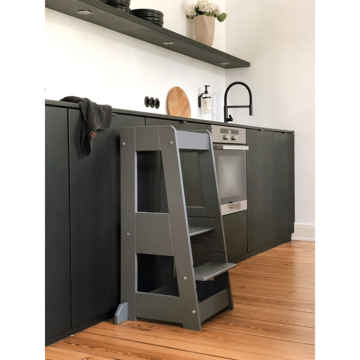 tiSsi® Grey Laquer Felix Learning Tower Massiv Beech