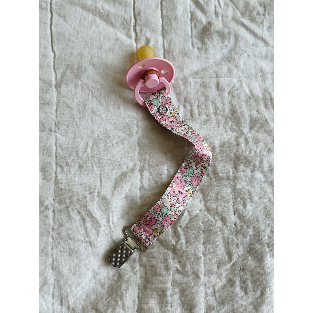 Lalaby Pacifier Clip Pink Betsy