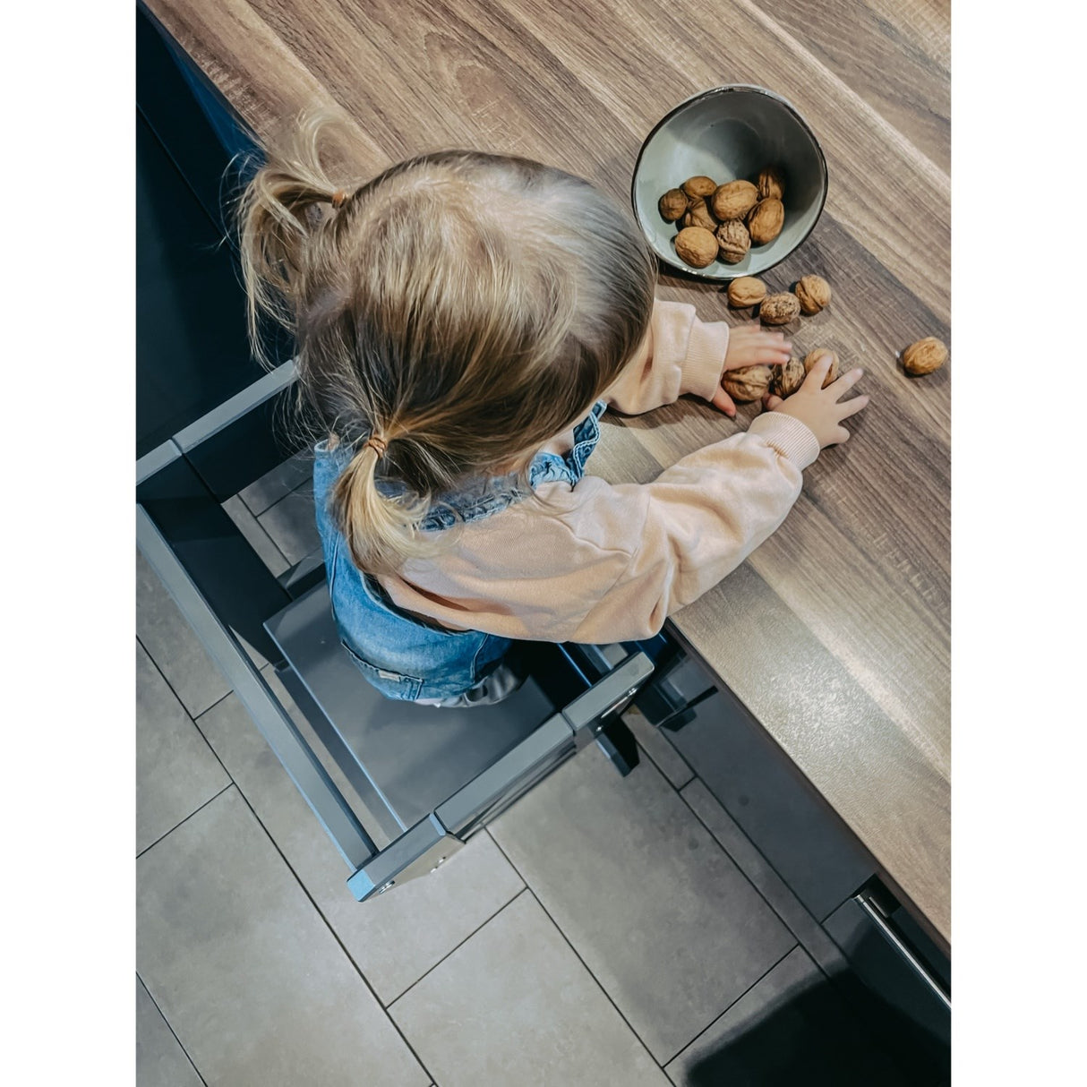 tiSsi® Grey Laquer Felix Learning Tower Massiv Beech