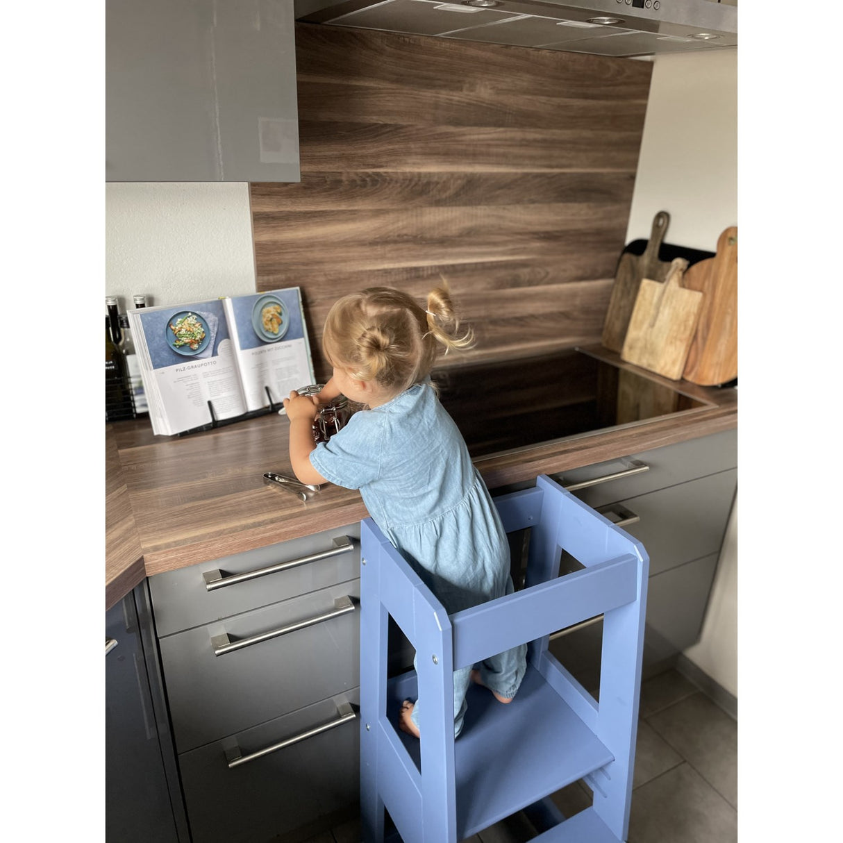 tiSsi® Dove Blue Laquer Felix Learning Tower Solid Beech