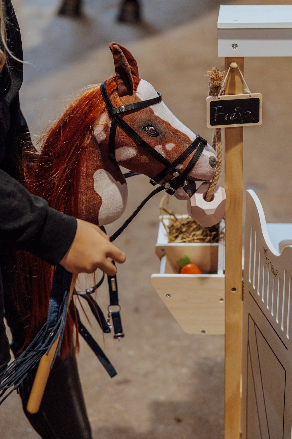 제작: Astrup Hobby Horse, Coco, Maroon/White