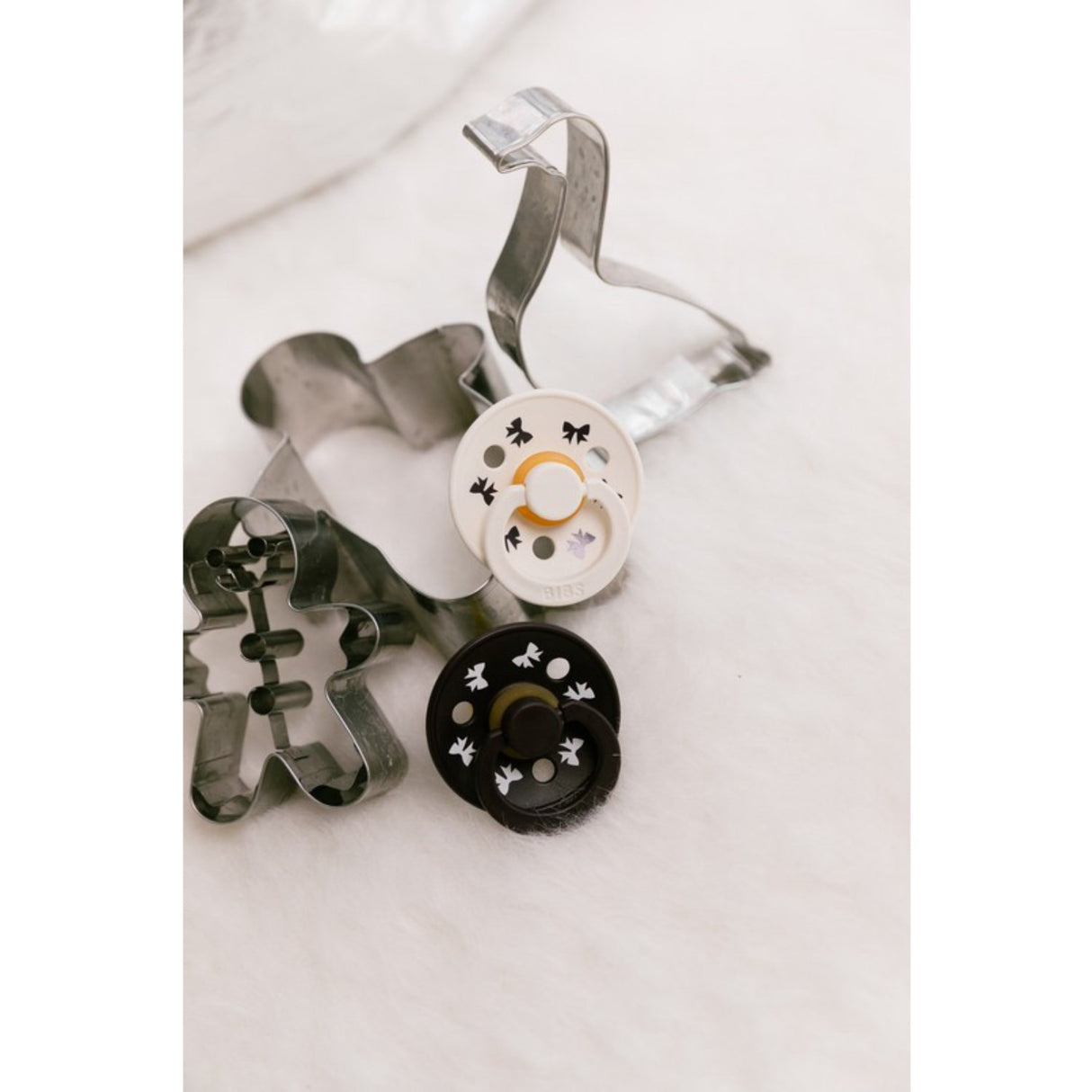 Bibs Ivory/Plum Pacifier Colour Holiday Bow 2-Pack Latex