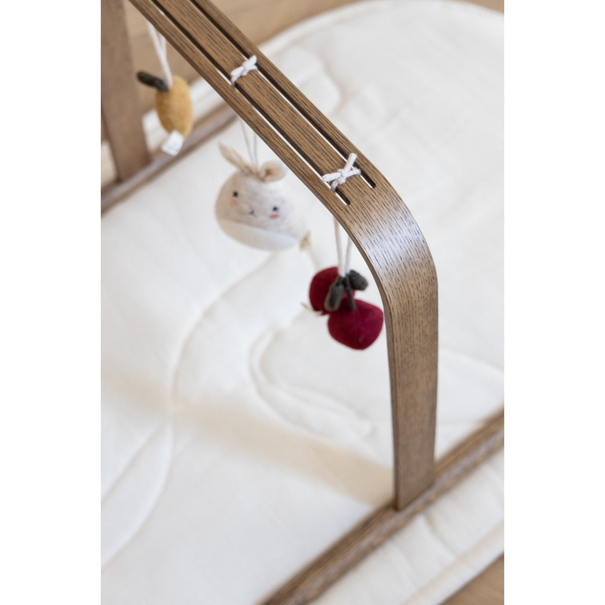 KAS Kopenhagen Cream Hummbird Oval Playmat