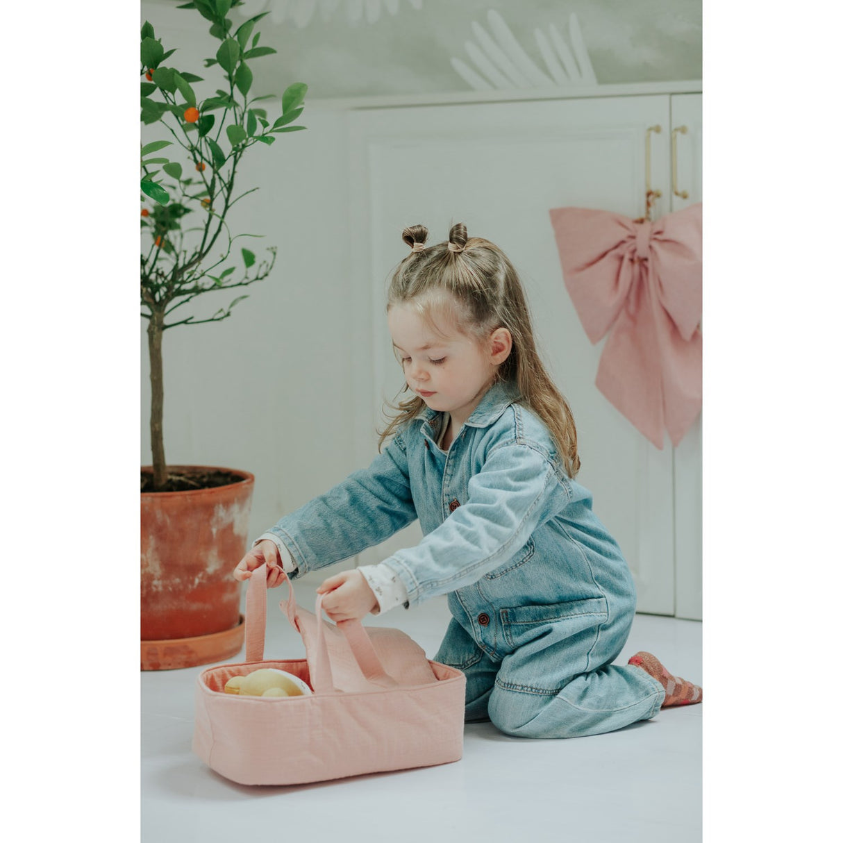 KREA® Dukke I Kurv Rosa
