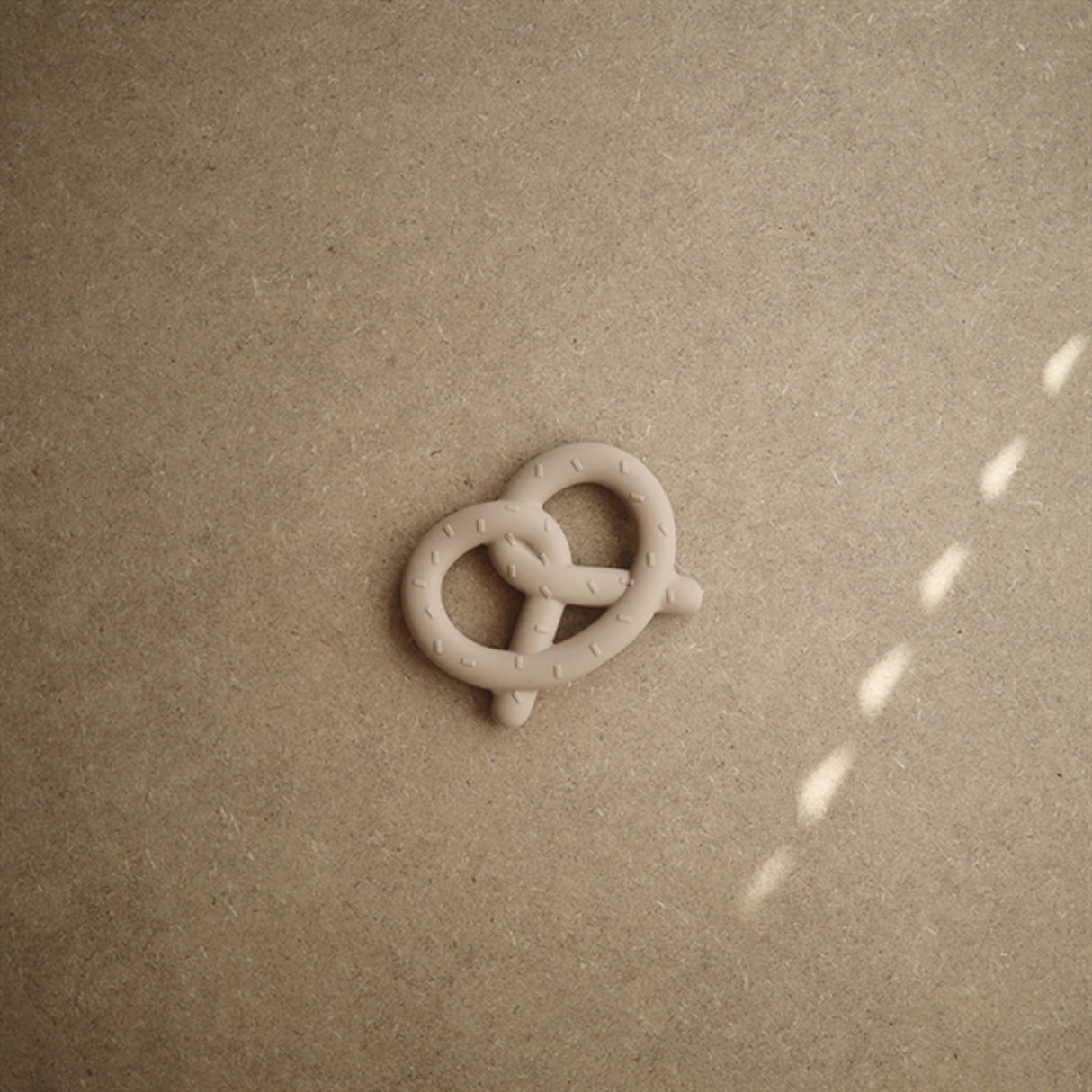 Mushie Teether Pretzel Natural 2