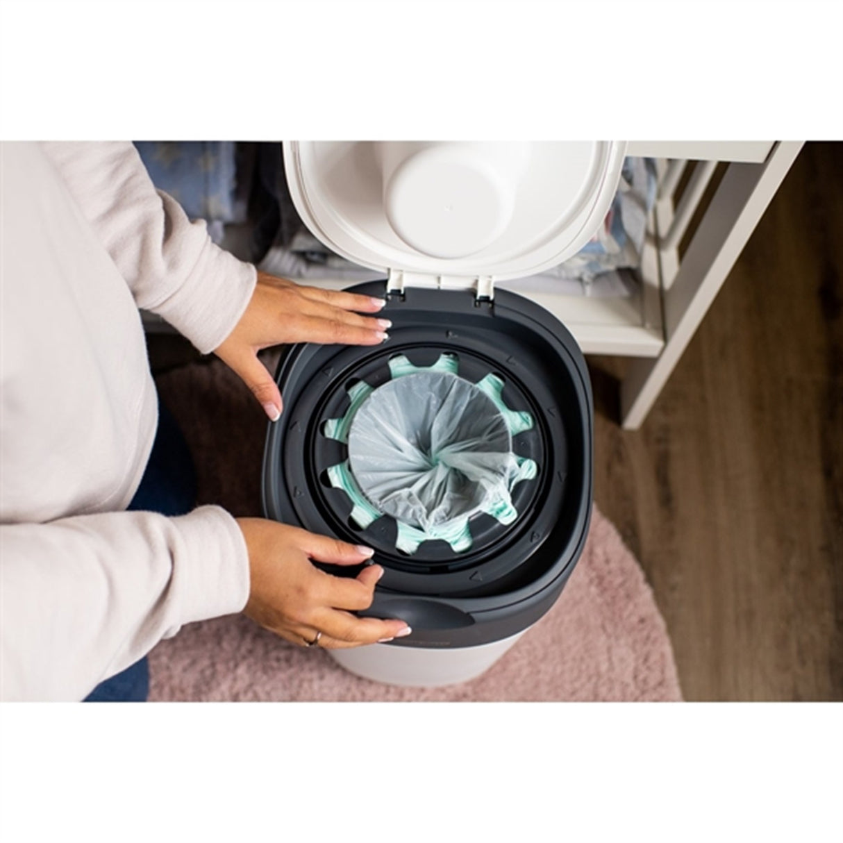 Tommee Tippee Twist & Click Diaper Bin White 9