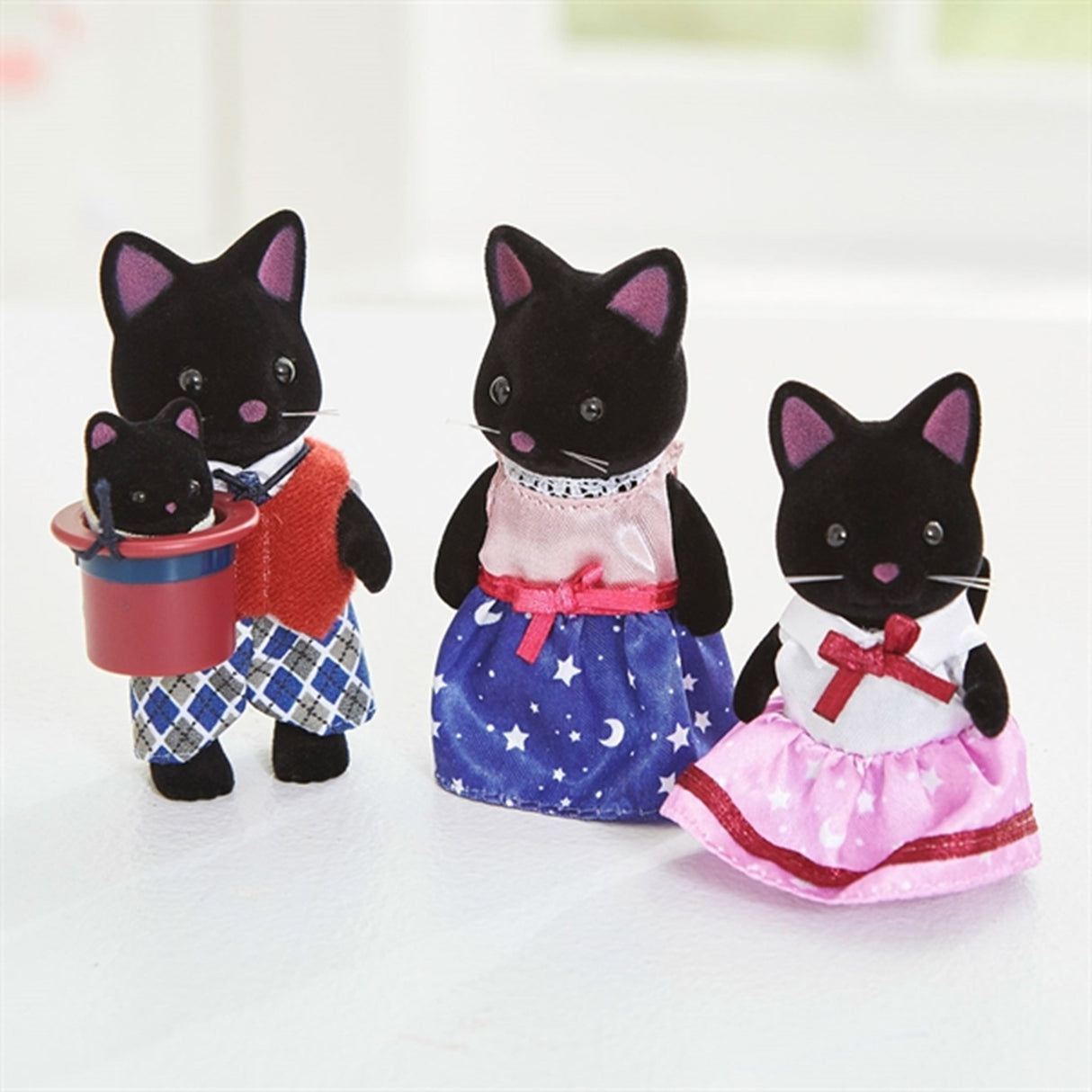 Sylvanian Families® Midnight Cat Family 4