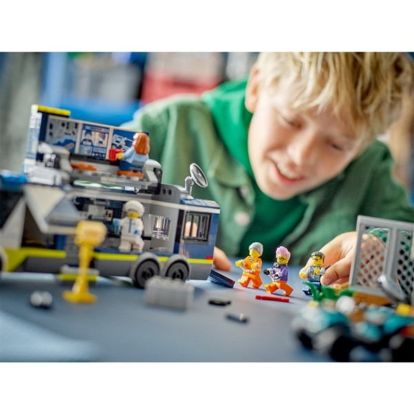 LEGO® City Police Mobile Crime Lab Truck 2