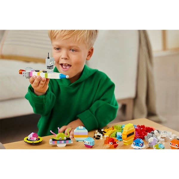 LEGO® Classic Creative Space Planets