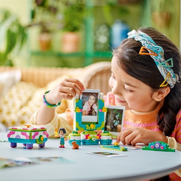 LEGO® Disney™ Mirabel's Photo Frame and Jewellery Box 4