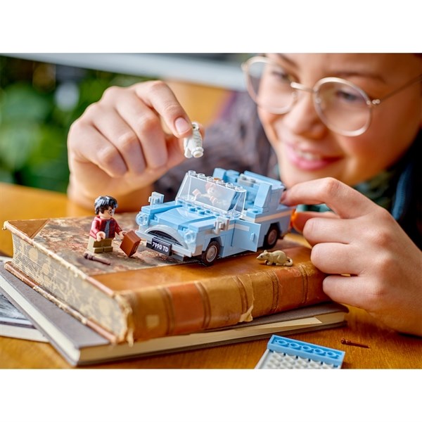 LEGO® Harry Potter™ Flying Ford Anglia™ 2