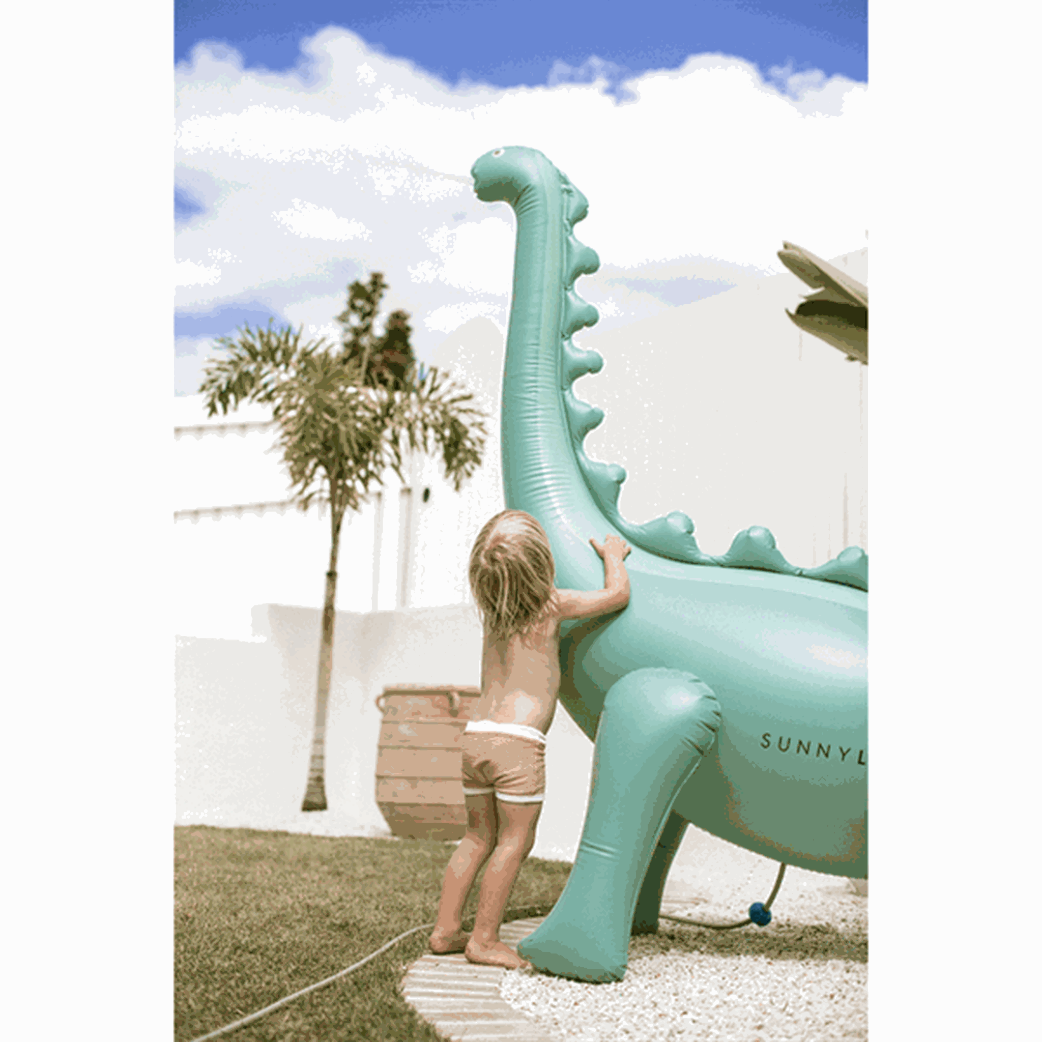 SunnyLife Inflatable Giant Sprinkler Dinosaur 3